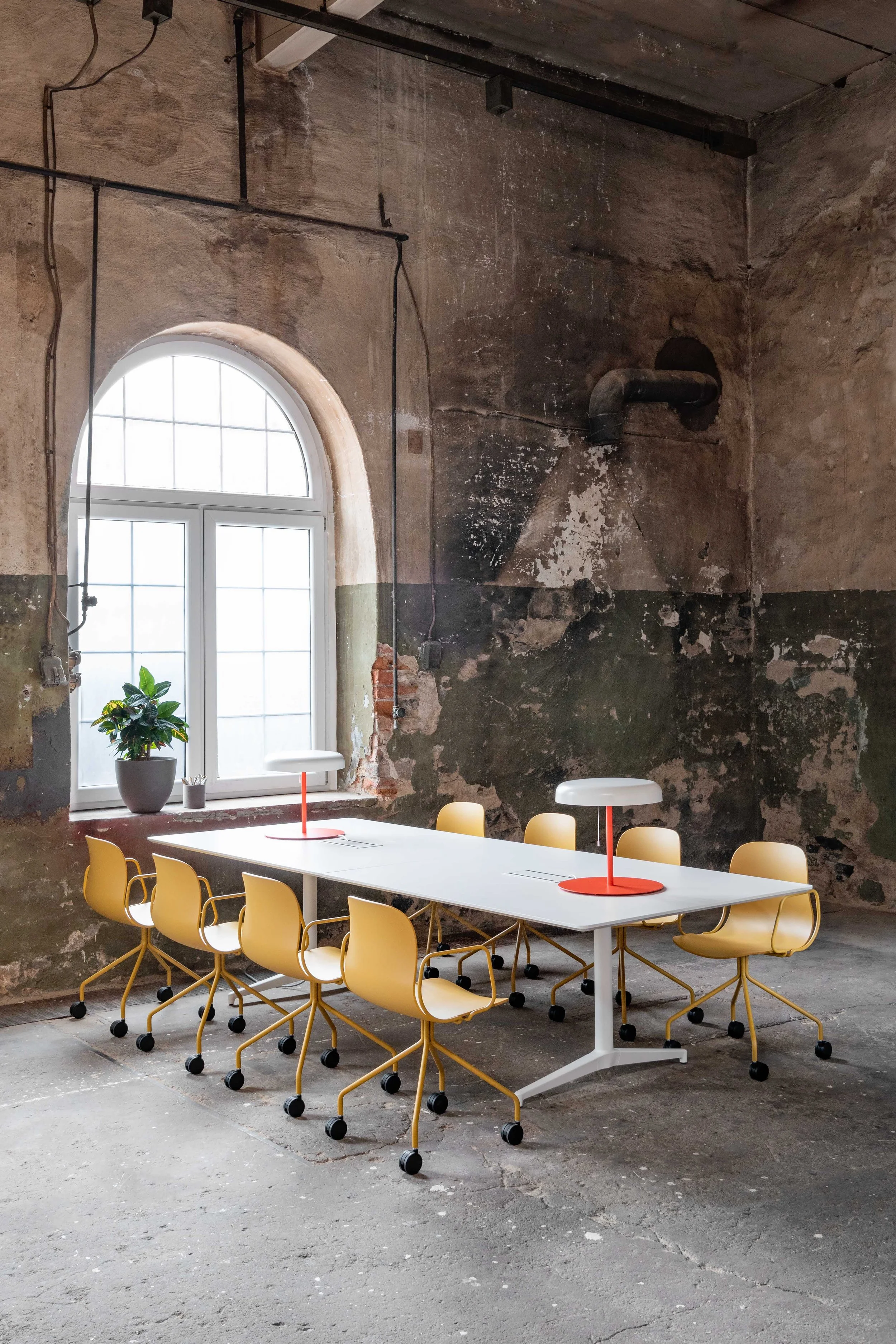 NeoLite_Seating_GuestDiningStool_ScandinavianSpaces_EnvironmentImage_5.jpg