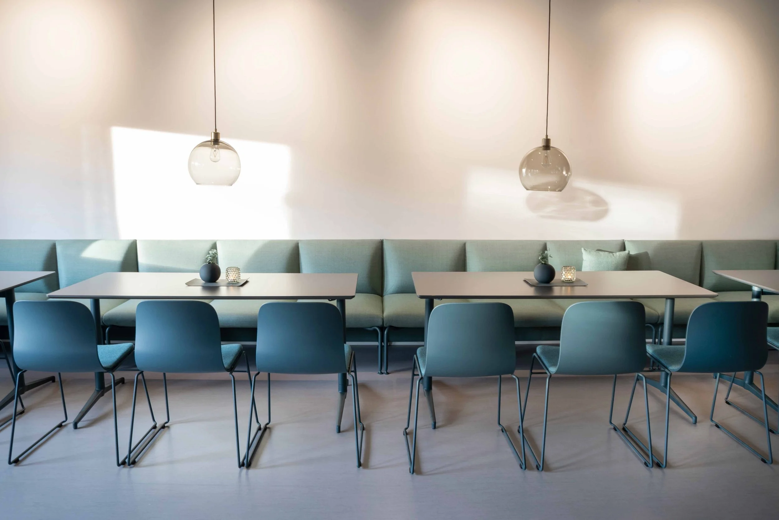 NeoLite_Seating_GuestDiningStool_ScandinavianSpaces_EnvironmentImage_7.jpg