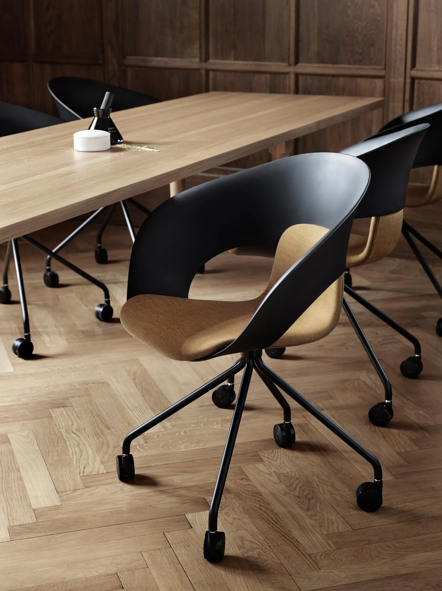 Deli_Seating_GuestDiningStool_ScandinavianSpaces_EnvironmentImage_4.jpeg