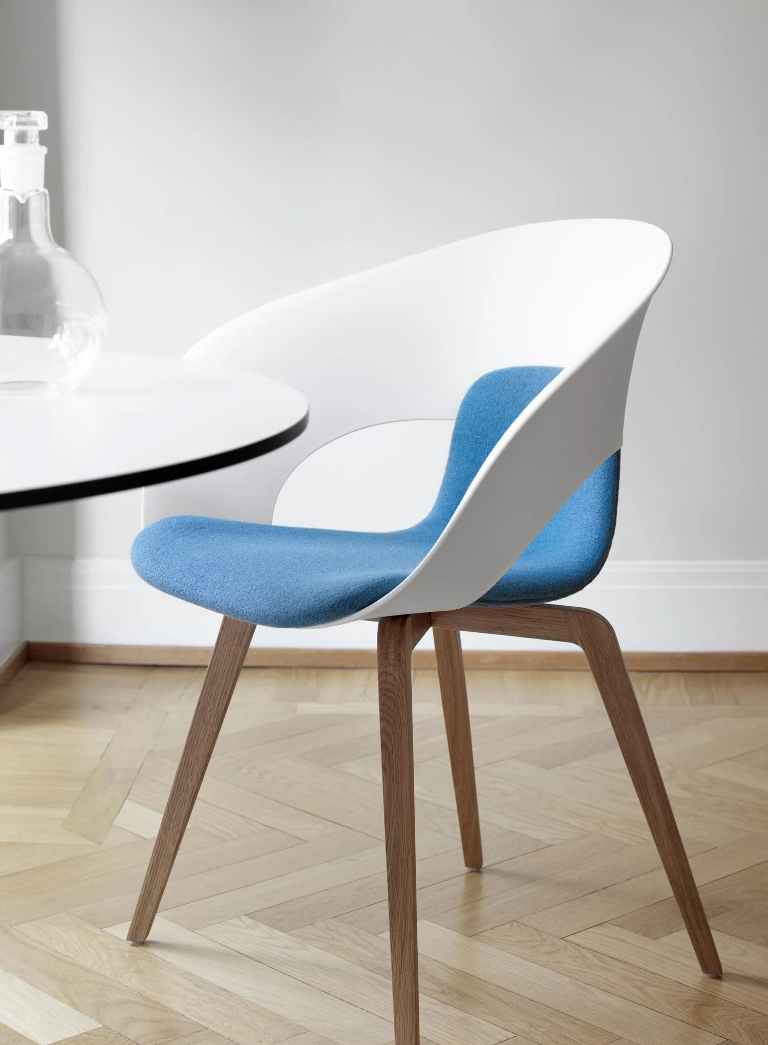 Deli_Seating_GuestDiningStool_ScandinavianSpaces_EnvironmentImage_7.jpeg