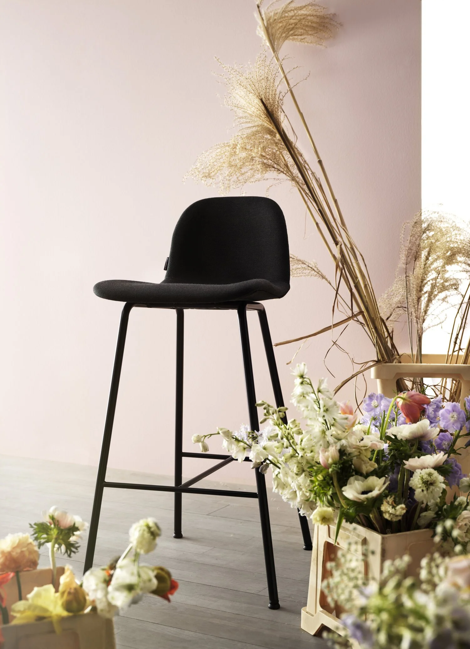 Deli_Seating_GuestDiningStool_ScandinavianSpaces_EnvironmentImage_15.jpeg