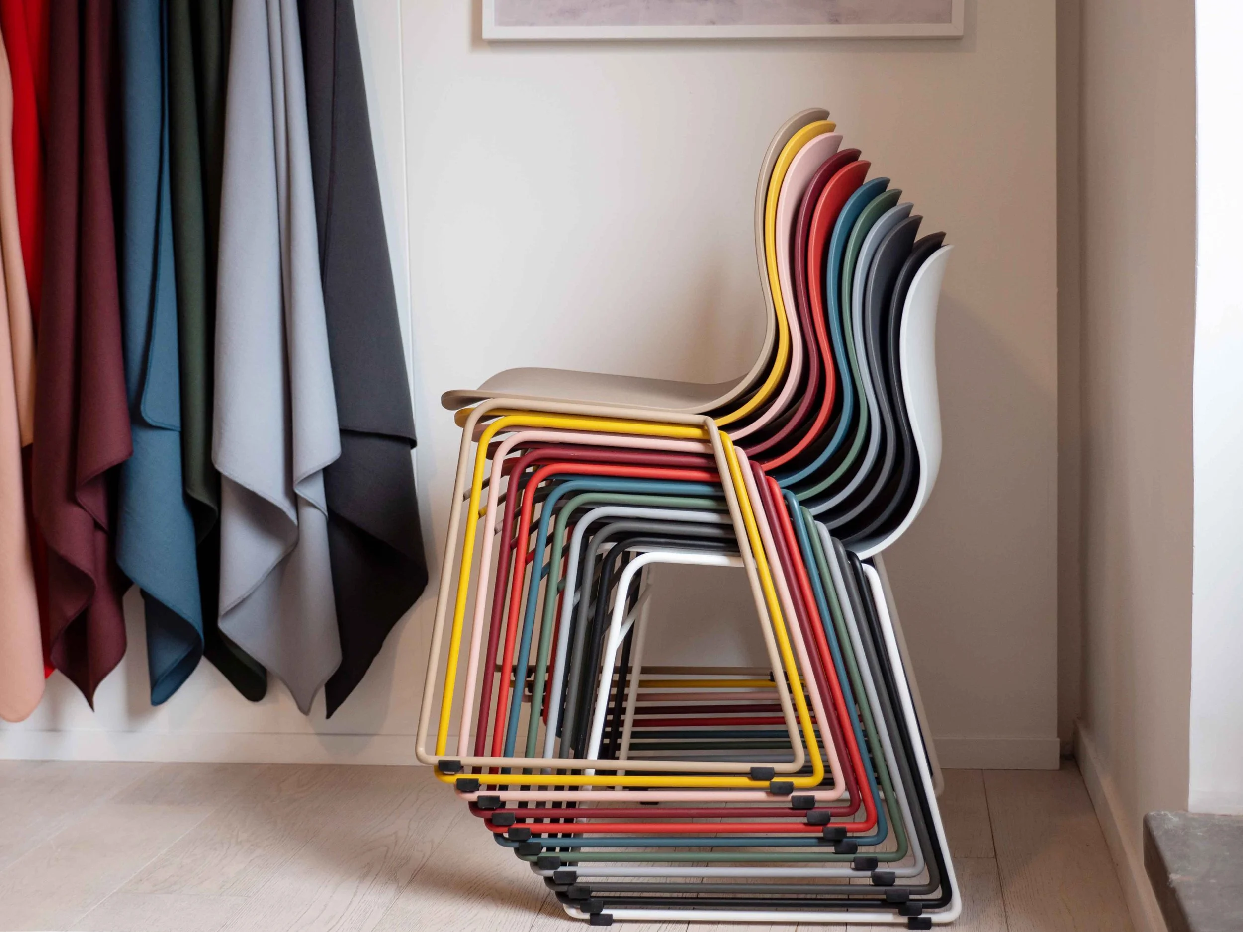 NeoLite_Seating_GuestDiningStool_ScandinavianSpaces_EnvironmentImage_11.jpg