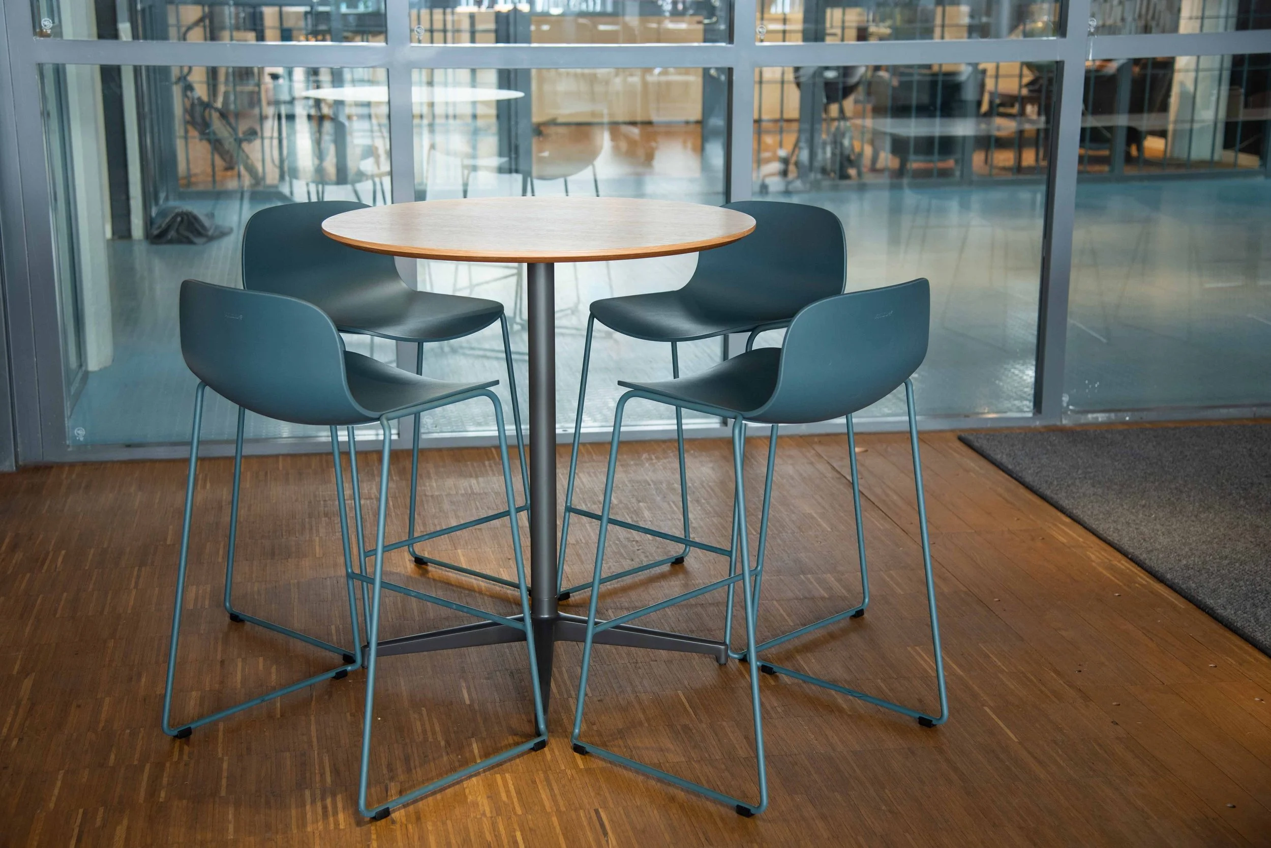 NeoLite_Seating_GuestDiningStool_ScandinavianSpaces_EnvironmentImage_15.jpg