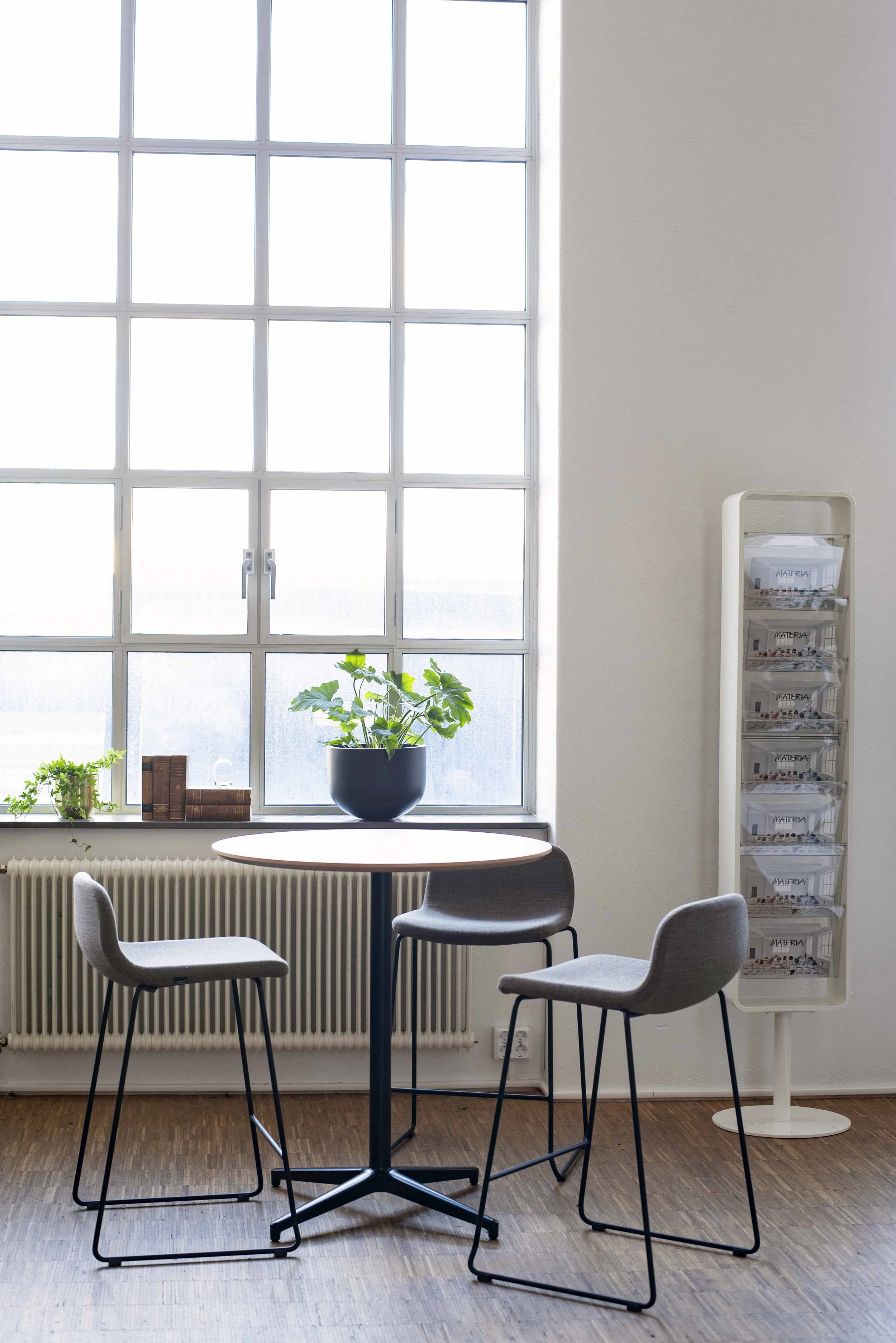 NeoLite_Seating_GuestDiningStool_ScandinavianSpaces_EnvironmentImage_16.jpg