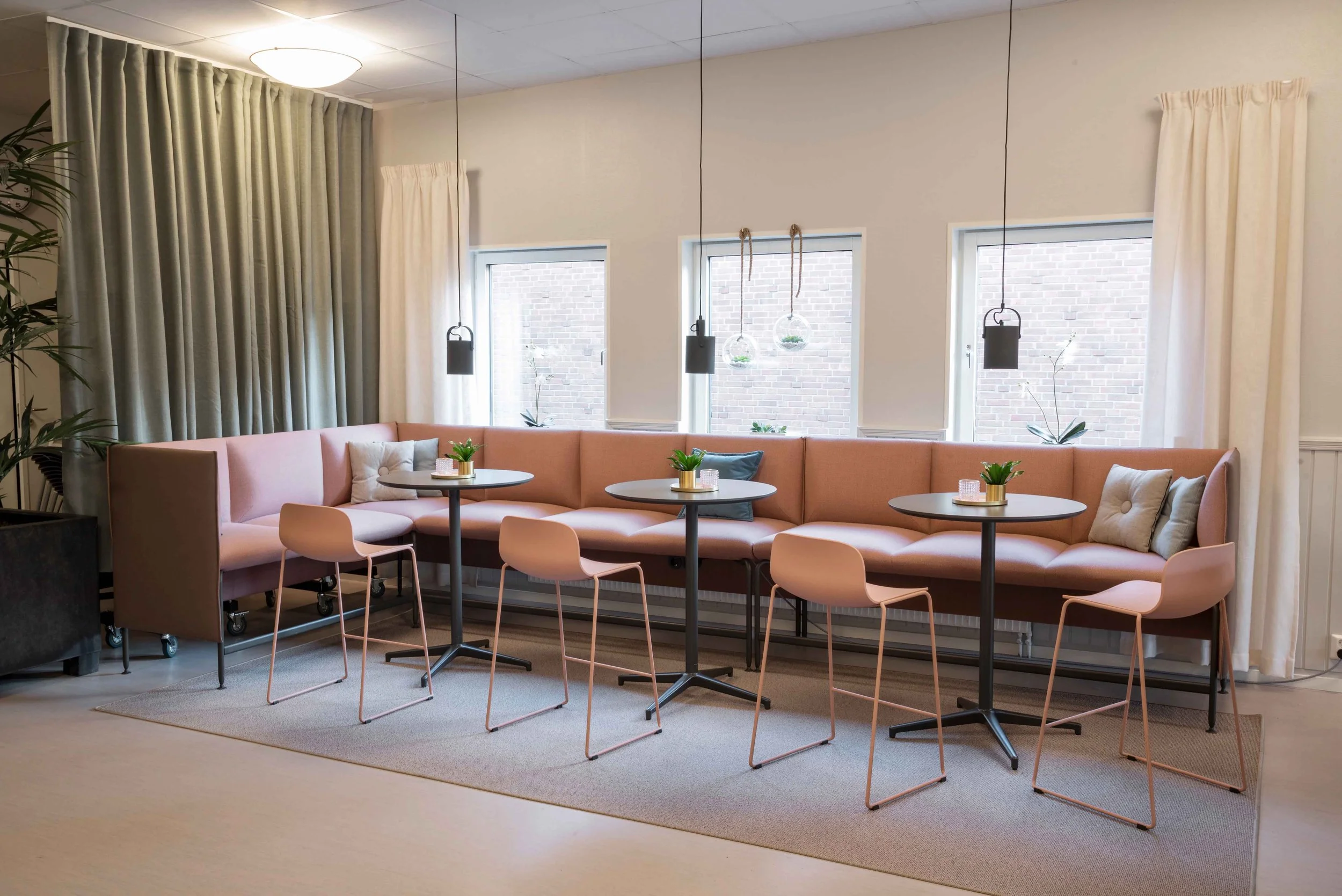 NeoLite_Seating_GuestDiningStool_ScandinavianSpaces_EnvironmentImage_17.jpg