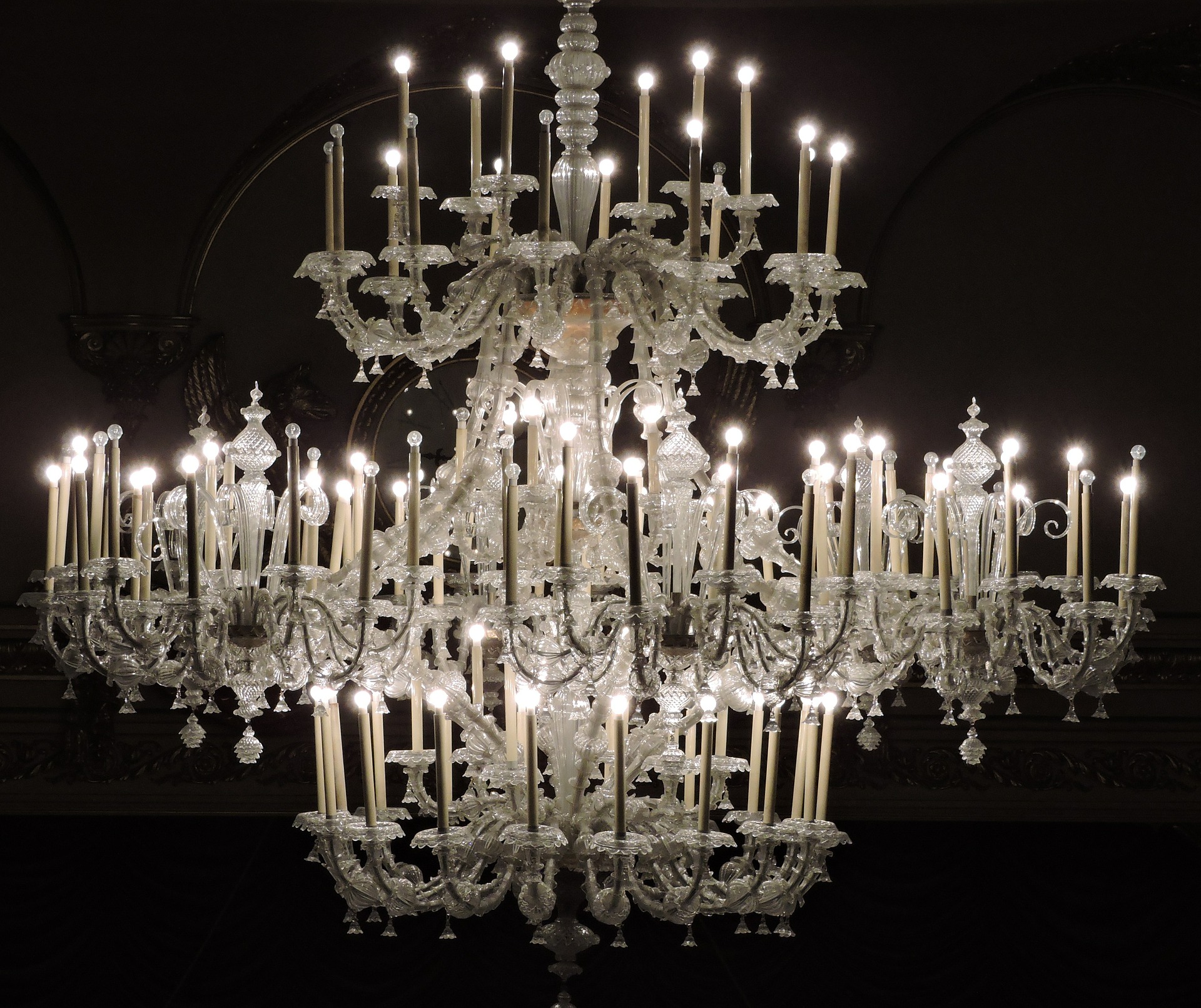 chandelier-561910_1920.jpg