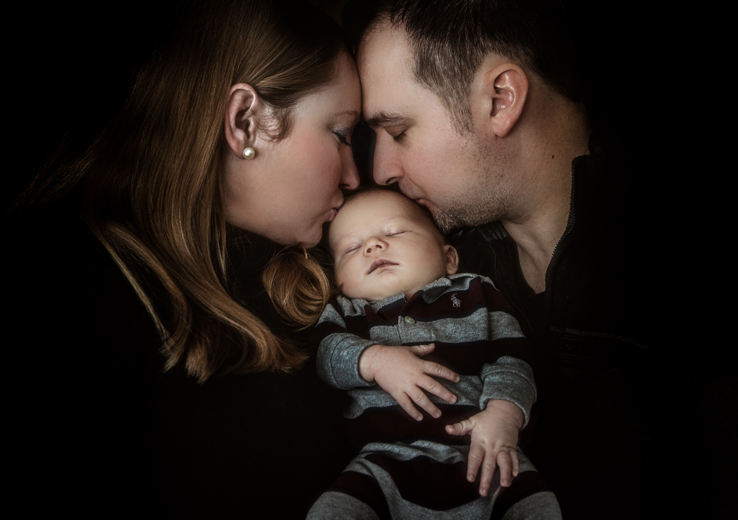 Portrait-Family-loving-parents-with-new-baby-126.jpg
