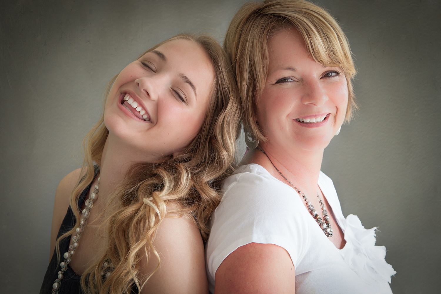Portrait-Mothers-and-Daughters--having-fun-together-back-to-back-077.jpg
