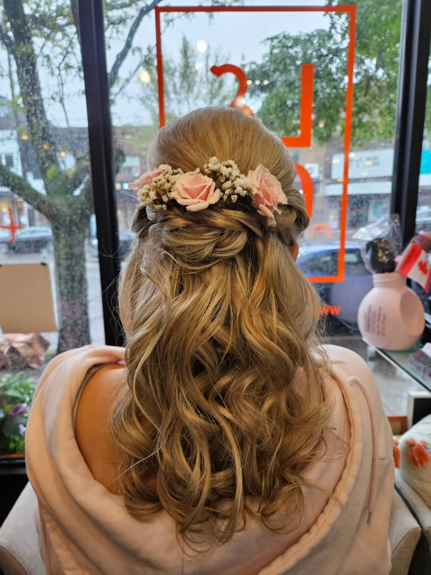 Prom and graduation season was so fun! Sending a warm hug to all that graduated and enoyed their special day at prom. Real flowers were incorporated into this gorgeous up-do by our amazing @hairbyannamarto