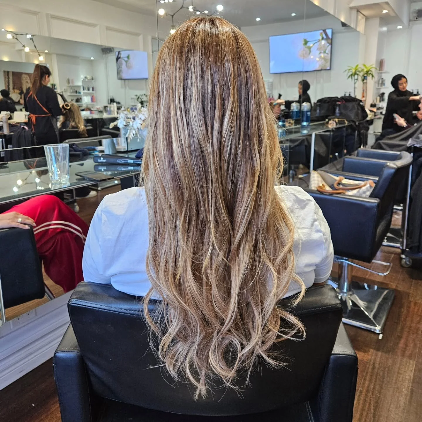 This Gorgeous client came in wanting to get more length in her hair with extensions and brighten up her hair with a balayage. Our beautifully talented Jessie slayed and delivered ✨️ 😍✨️ *swipe for the before pic*

#mountpleasantvillagebia #hairsalon