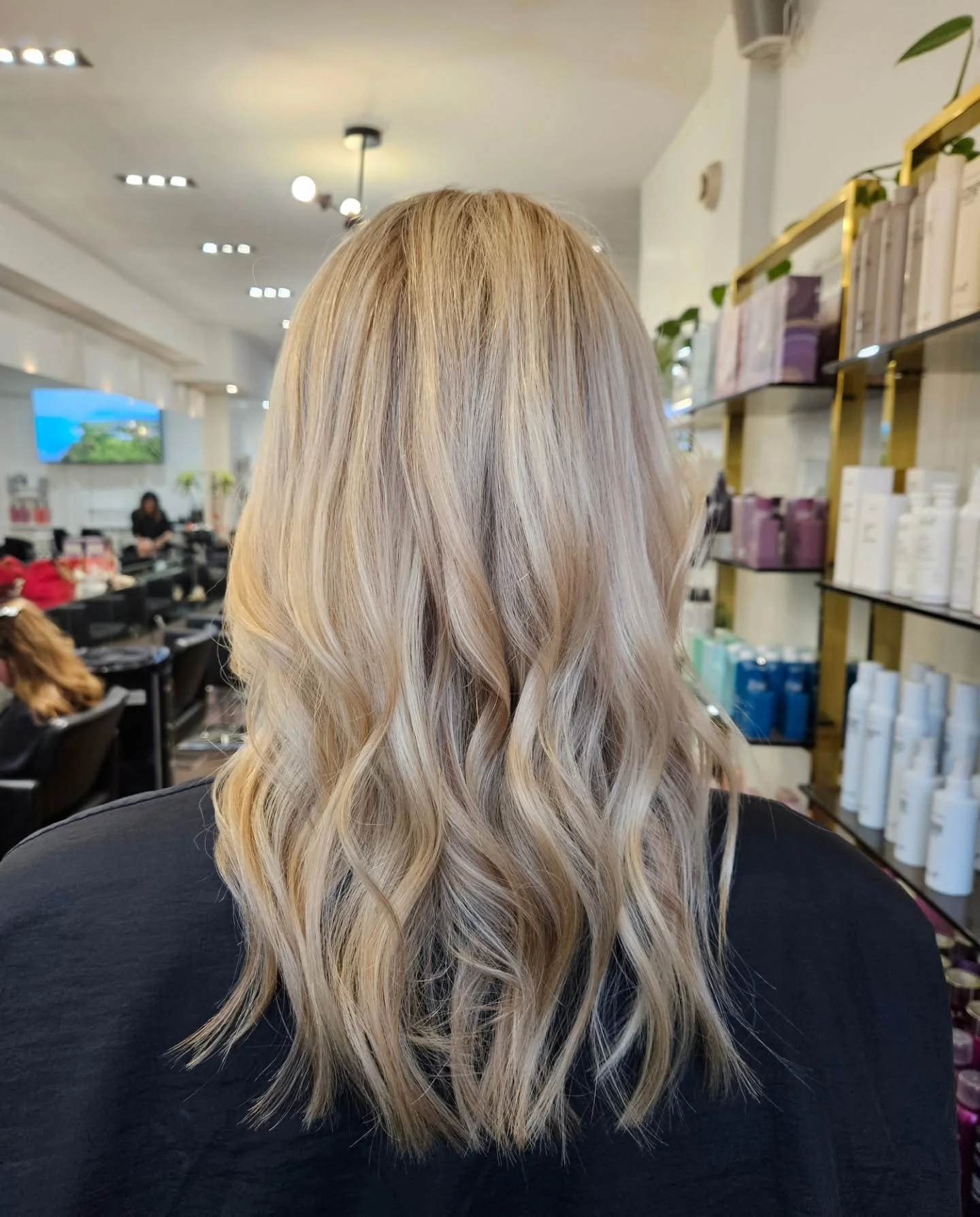 This gorgeous client came in looking to get baby blonde highlights for a lived in and natural look bringing in the brightness back into her hair. Of course our amazing @hairbyjessiejung  delivered and finished off the job with a trim and stylized blo