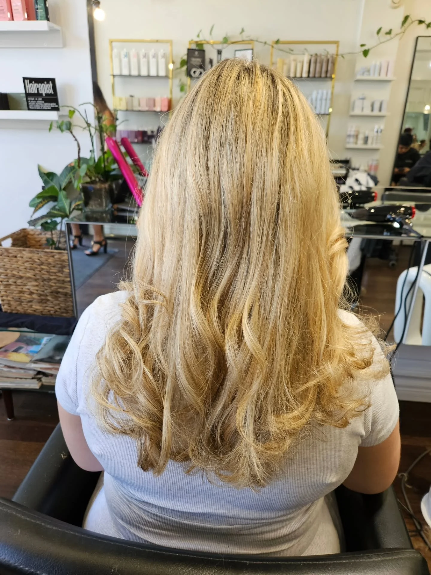 Jessie did a full head of highlights and a trim
to freshen up this gorgeous blonde , she looks incredible dont you think? ✨️😍✨️ swipe for thw before 

#TorontoHairSalon #TorontoBlonde #mountpleasantvillagebia