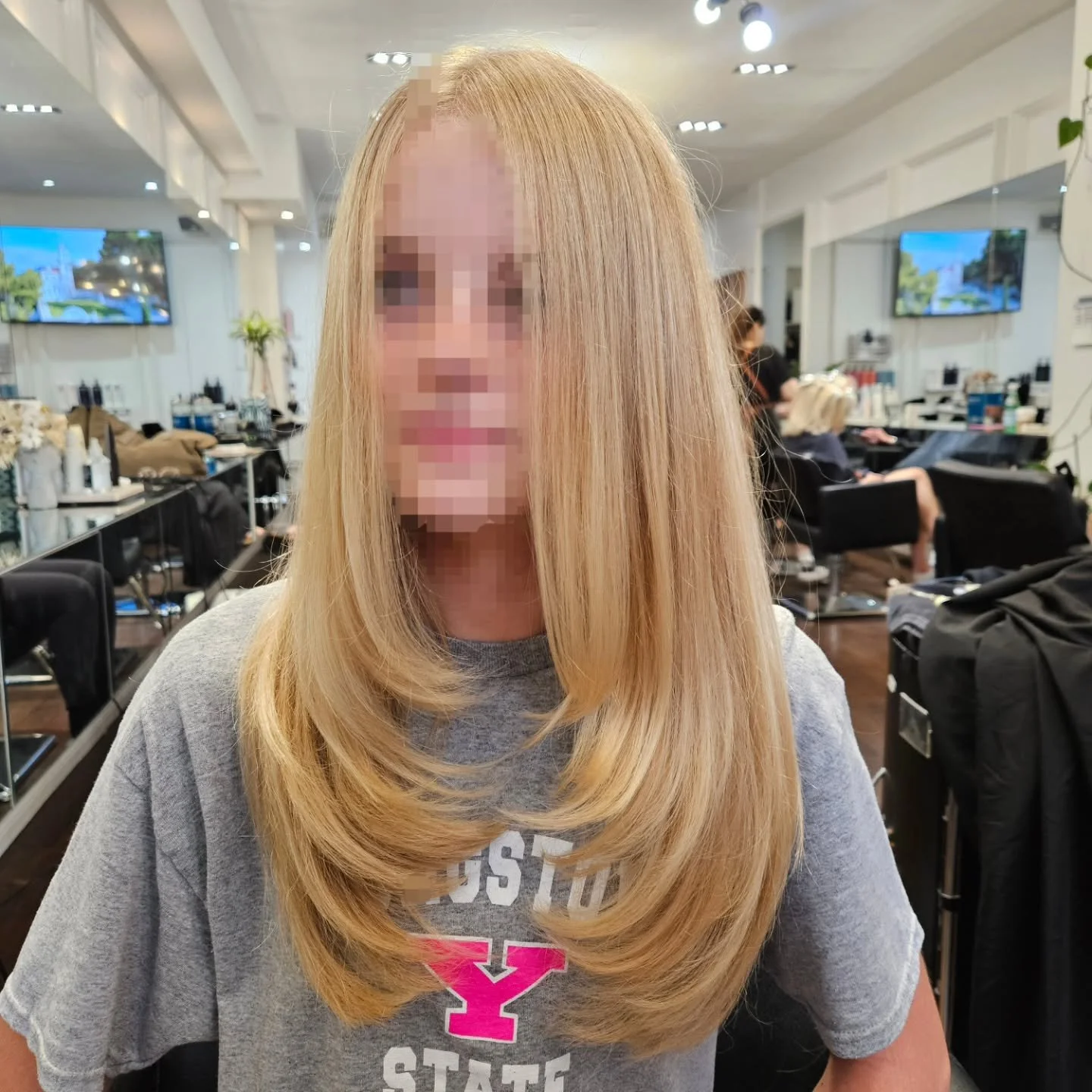 These layers have been so trendy we love them so much and they so fabulous on this Gorgeous client. Face has been blurred as a request to protect young clients privacy. Work done by our talented @hairbyjessiejung 

#torontohairstylists #mountpleasant