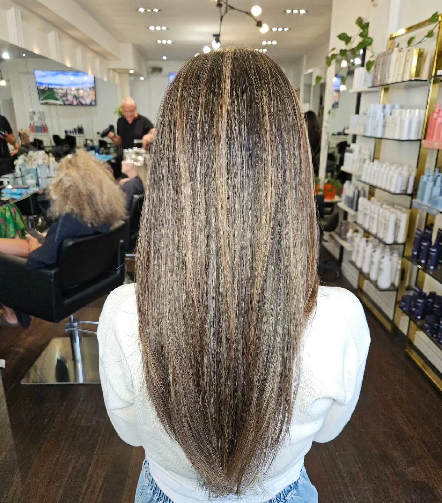 Can you believe this was a colour correction balayage!?!? Our amazing Sang did this beautiful work by blending and creating this gorgeous blonde. 

#TorontoHairSalon #torontobalayage #blondespecialist