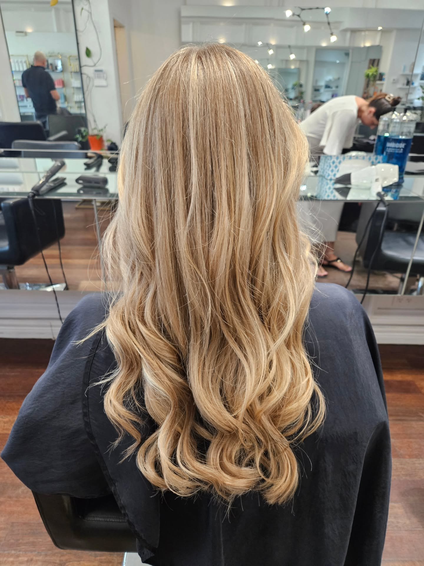 This full head of highlights was so beautifully done by our talented @thell__enxa she finished it off with a small trim and gorgeous blow out. This client left so happy ready for school! 

#TorontoHairSalon ##TorontoBlonde #TorontoStylist #mountpleas