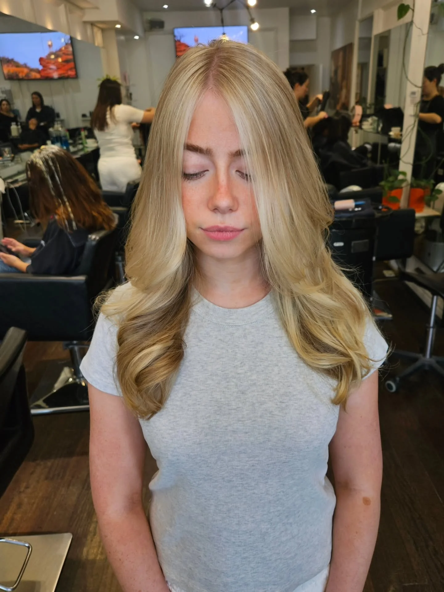 This client booked in for a beautiful half highlights with a gloss and a blow-dry. Gorgeous results by our beloved @hairbyjessiejung

#torontoblonde #TorontoHairSalon  #TorontoStylist #gorgeous