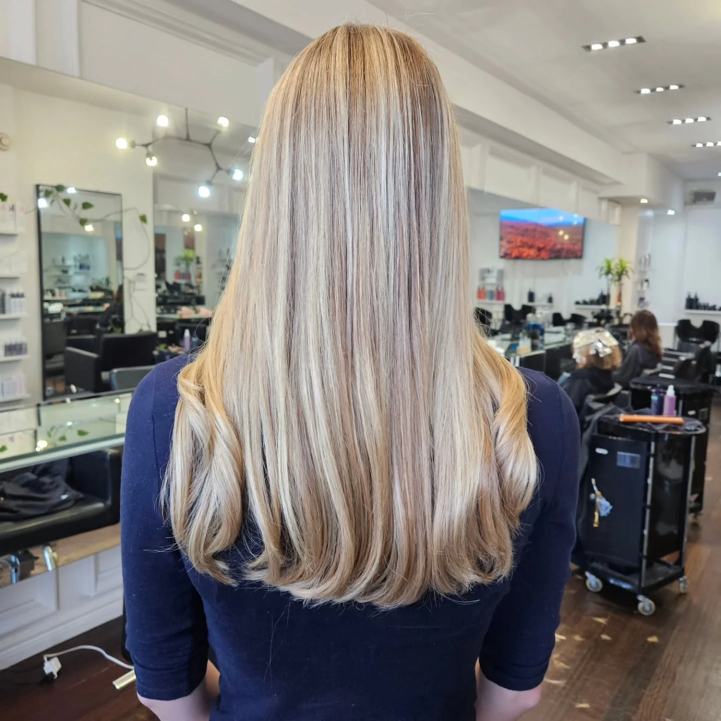 We are in love with this custom blonde blend so natural and gorgeous 😍 Our talented Jessie did a Full head of highlights and a cut.
Your dream blonde is a click away. Link in our bio to book your appointment 💋
