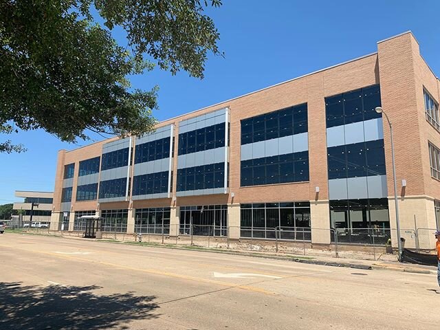 We have windows in Bellaire! 🙌🏻 #jacobwhiteconstruction #jacobwhite #construction #texas #houston #houstonconstruction #bellaire #medicalfacility #healthcare #newbuilding #designbuild #turnkey #groundup #instaconstruction #constructionlife #comings