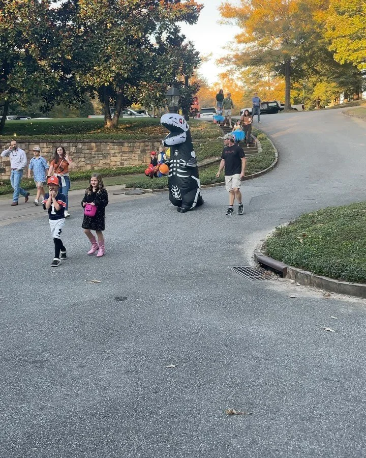 No Tricks &amp; ALL Treats at our MMC Fall Fest! 👻🍬🎃

We had the best time getting Halloween ready with our kiddos! 🧡🖤

Same time next spooky season, everyone?! 

#fallfest #mooresmillclub #spookyseason #halloweenfun #auburnal