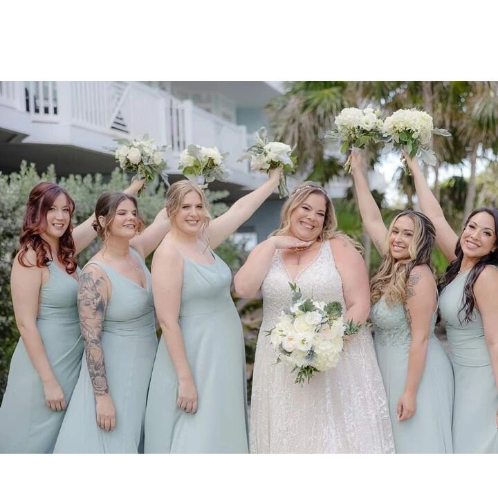 Congrats to our Bride Lea! We loved getting all these ladies ready for the big day with hair and makeup. Captured by @sensesatplayphotokeywest 
Hair/Lorri
Makeup/Kayla
#keywesthairandmakeup #keywestbride #keywest #weddinghair #weddingmakeup #bridalpa