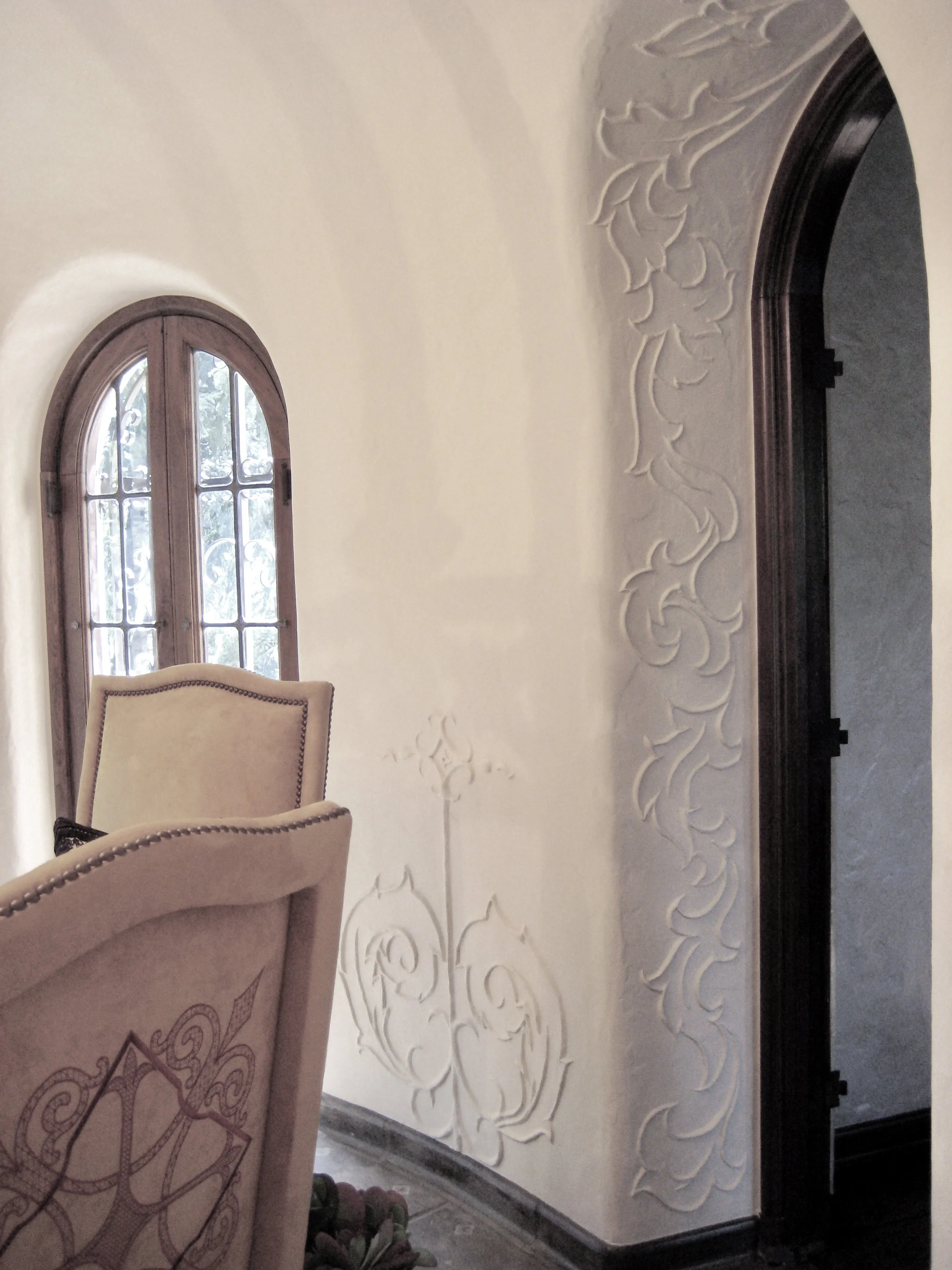 7 Parget detailing with clay wall finish on an egg shaped breakfast nook in an old Spanish Pasadena homejpg.jpg