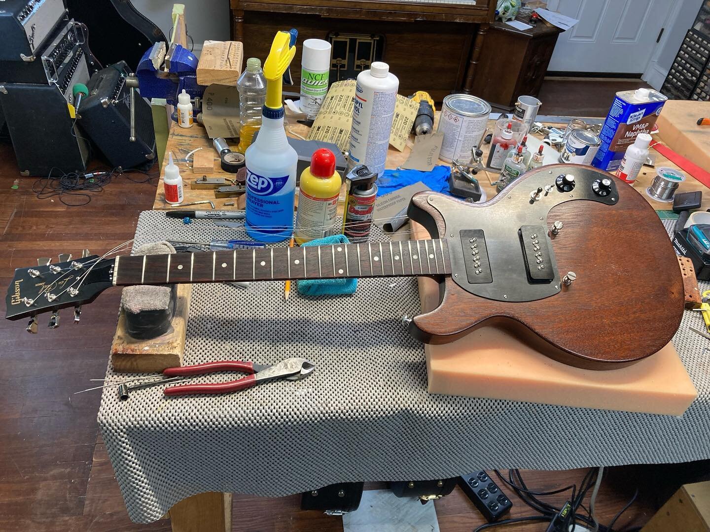 Gibson Jr. in for a bone but. #guitar #guitarrepair #luthier #bone