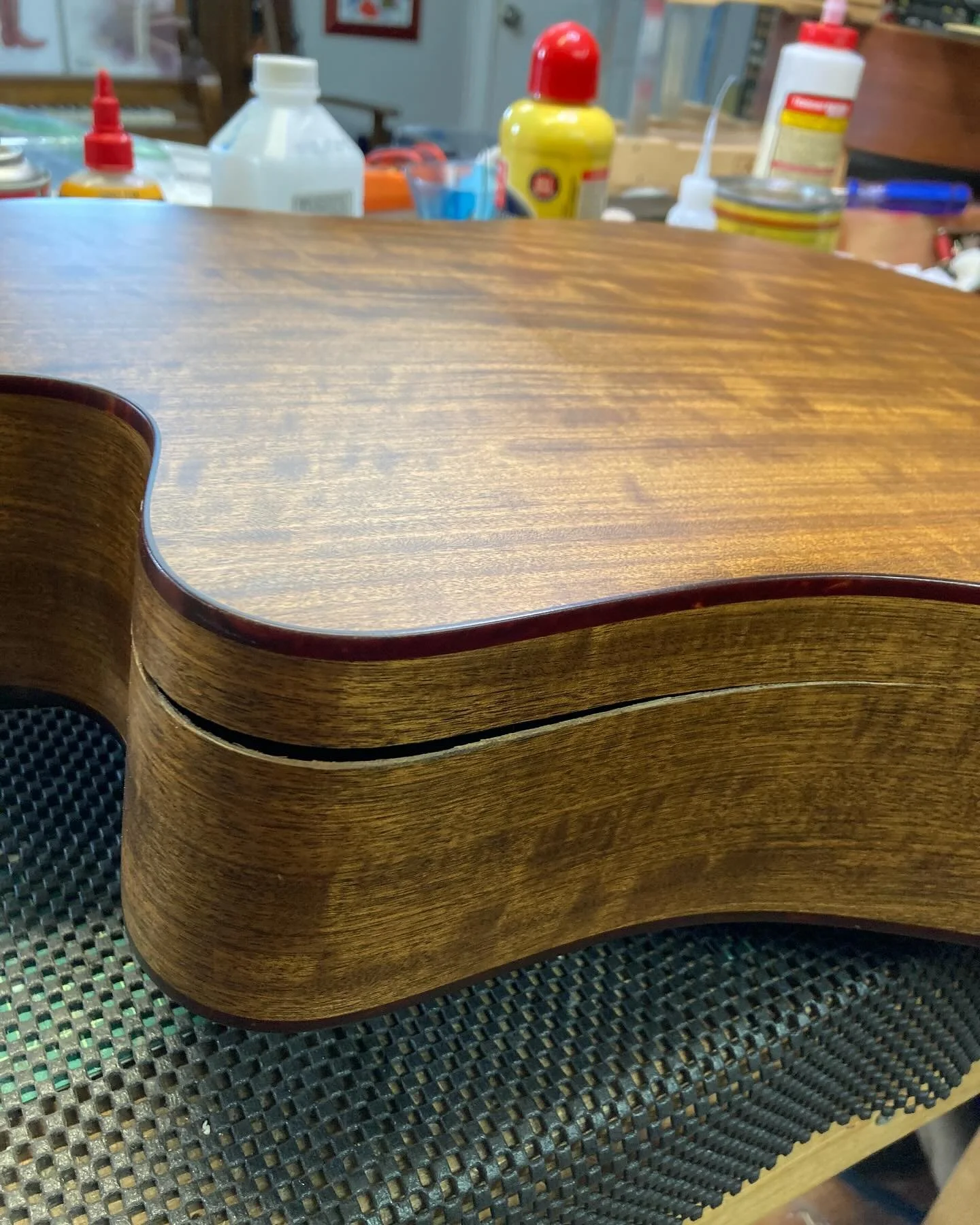 This #Martin had a crack in it. Now, it has no crack in it thanks to some clamping and spray work. #acoustic #guitar #guitarrepair #luthier 🤓🤩 hooray!