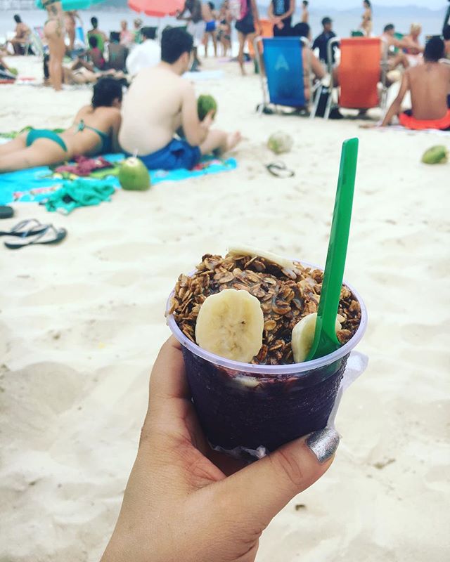 My very first a&ccedil;a&iacute; bowl EVER. Looks delicious right? &bull;
&bull;
&bull;
Well I didn&rsquo;t really like it 😂 Perhaps it was the way it was prepared? Anyone here want to vouch for the a&ccedil;a&iacute; or know of some good recipes 😅