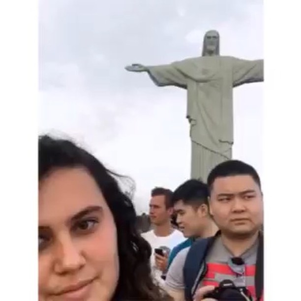 Shout out to the fellow tourist that photobombed my selfie with Jesus 😂 did you catch the✌🏼sign? &bull;
&bull;
&bull;
Swipe to the ⬅️ to see the view of #riodejaneiro from the top of the cliff where this statue stands. The view is incredible 😍 (ev