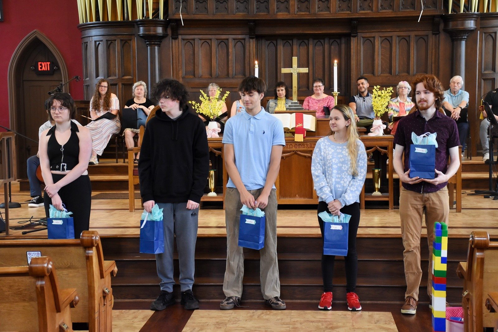 🎓 We're so glad for our grads!

Please join us in giving some loud applause to our grads (from L-R): Lorelai Moss Cymbalak, Owyn Loughman, Winston Clifford, Paige Geason, and Alexander Clifford.

More info: https://tinyurl.com/42vxeehx