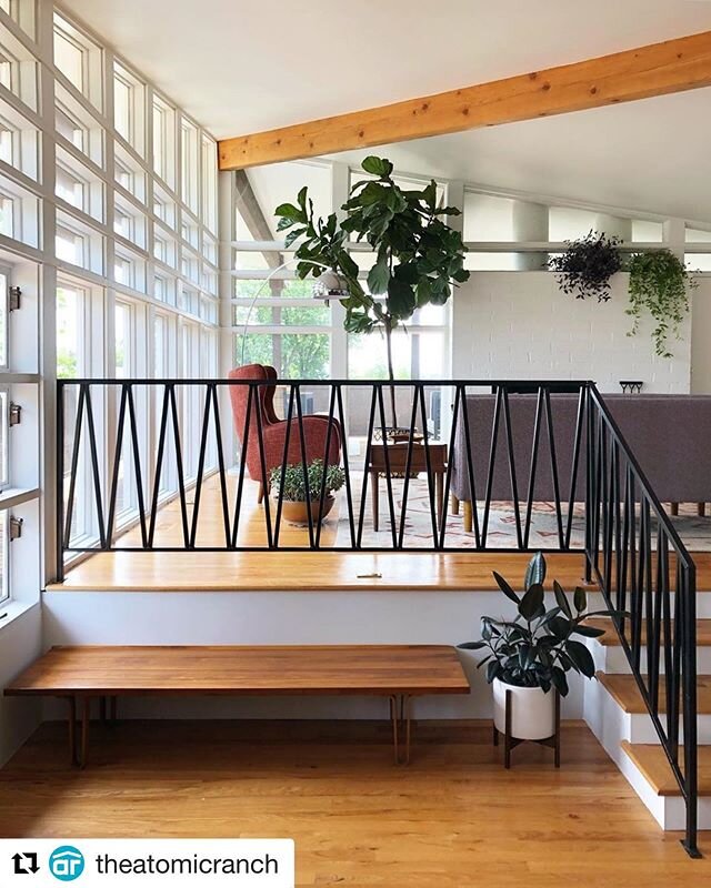 It&rsquo;s #midcenturymonday and we couldn&rsquo;t agree more @atomicranch! It&rsquo;s easy to stay inspired when you have neighbors like @postandbeamliving on the block. #dezaestates #neighborlove 😍
.
#Repost @theatomicranch with @get_repost
・・・
Ra