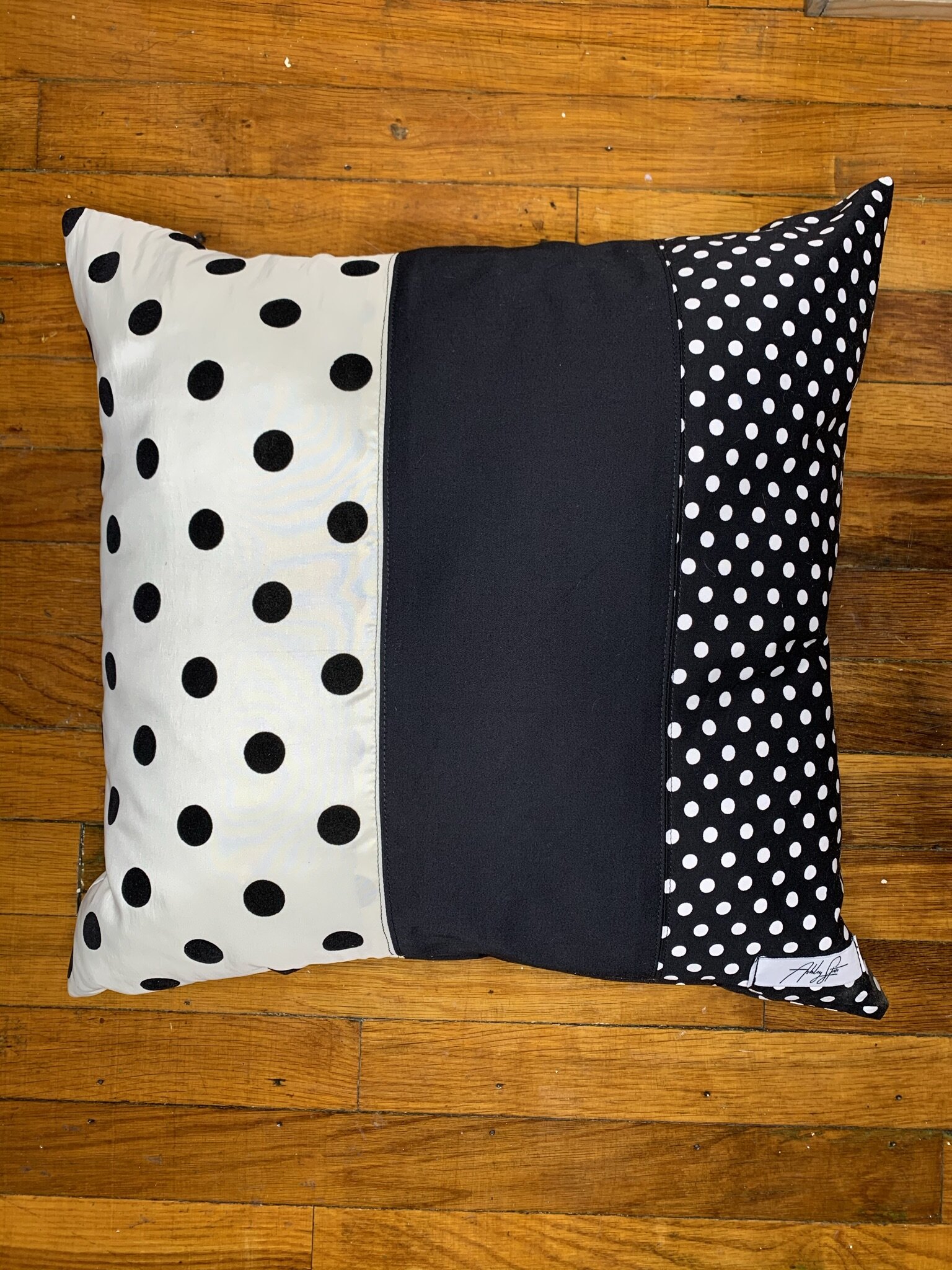 Contrast Dot &amp; Black Sateen 