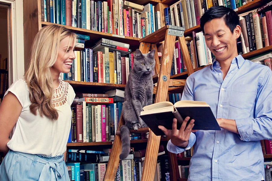 Wedding-Creativo-Bookstore-Engagement-VD.jpg