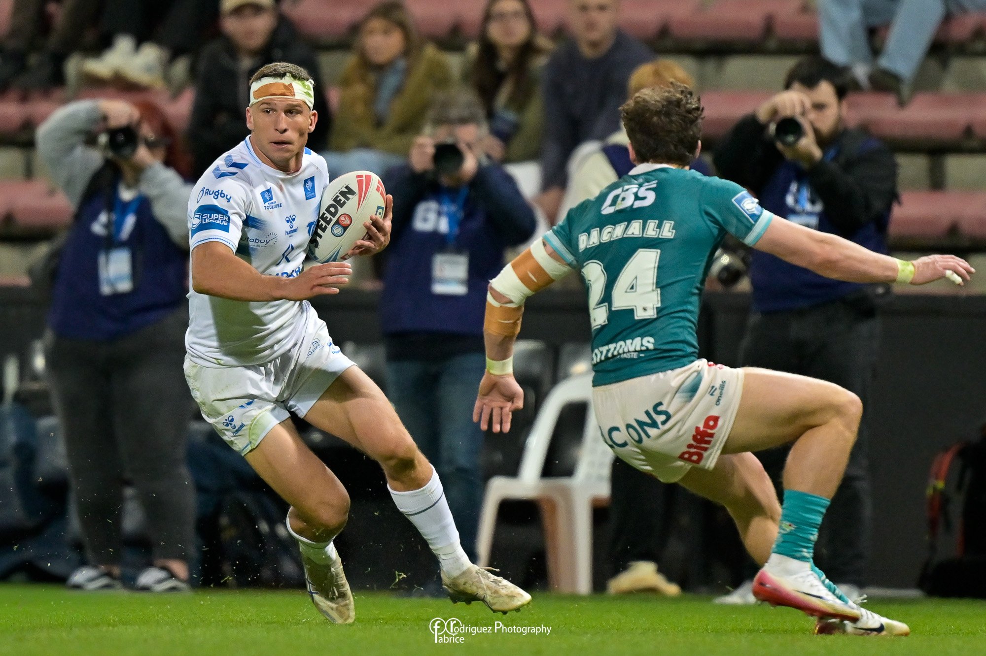 End of the game between the TOXIII and St Helens. St Helens win by 16-30 against the Toulouse Olympique XIII

Toulouse Olympique  Rugby Football League  FFR XIII - F&eacute;d&eacute;ration Fran&ccedil;aise de Rugby &agrave; XIII  Treize Mondial  Rugb