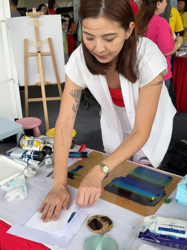 We arrived at the Istana before sunrise, survived the long queues, survived thunderstorms and muddy puddles in the morning, and by the end of the day, we had welcomed and guided 546 visitors through the magic of monoprinting!

With every print reveal