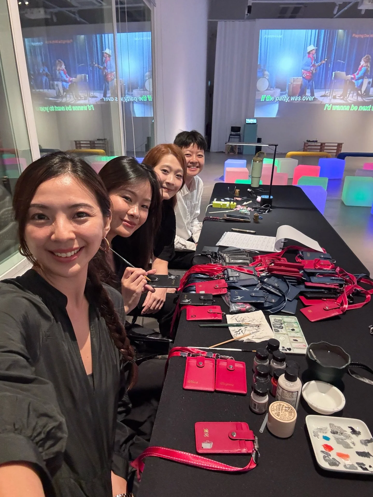 Teaming up with the most amazing @onefinelinesg @toyou.fromj and @jaeyyelle on customisation services for Singapore Art Museum Docents Appreciation Event! 
I am glad to be back working at SAM again, Thank you for having us! 

#leatherpainting #giftcu