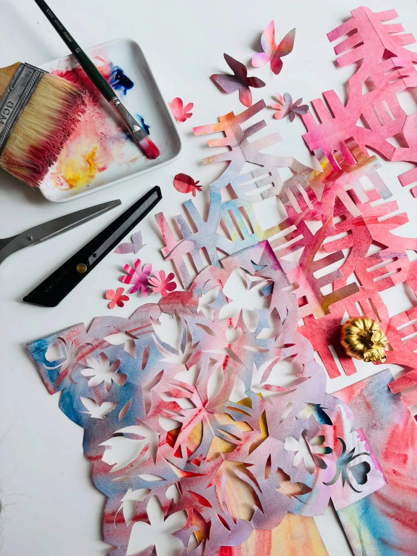 Join us for 𝐓𝐡𝐞 𝐀𝐫𝐭 𝐨𝐟 𝐏𝐚𝐩𝐞𝐫 𝐂𝐮𝐭𝐭𝐢𝐧𝐠 at the Peranakan Museum during Singapore Art Week! 🎨🖼️✨

Co-hosting with fellow artist &amp; maker Jen, with invitation by Critical Craft Collective (CCC), this beginner-friendly workshop exp