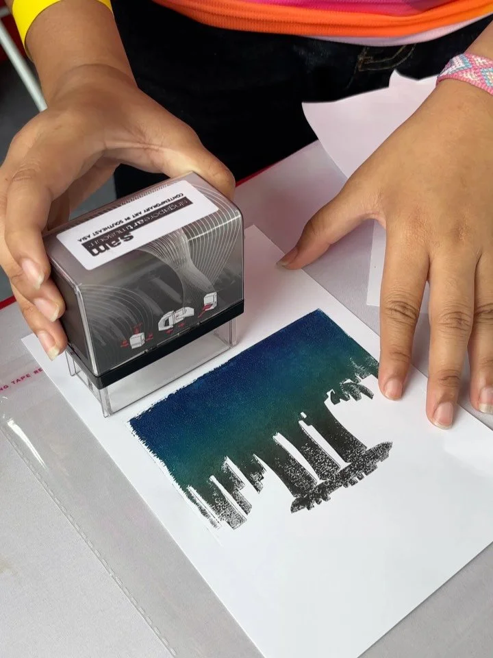 We arrived at the Istana before sunrise, survived the long queues, survived thunderstorms and muddy puddles in the morning, and by the end of the day, we had welcomed and guided 546 visitors through the magic of monoprinting!

With every print reveal