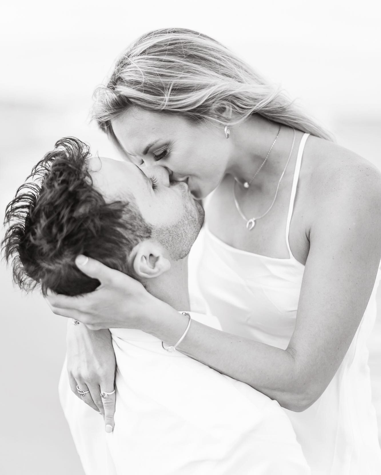 I can&rsquo;t get enough of this engagement session! Can you feel the LOVE between those two!!! 😍🔥
They&rsquo;re getting married in Mexico next year and I&rsquo;m so excited for them! 

Mexico is a very special place to my heart. I met my husband 5