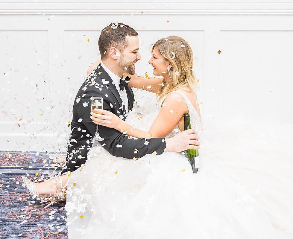 HAPPY Friday everyone! 🥂🎉
I LOVE confetti and champagne shots. I think it&rsquo;s always a great idea to have them in your special day, it&rsquo;s so much FUN! 
Double tap if you agree with me! 💖

Wishing you all an AWESOME weekend! ✨

Planner: @e