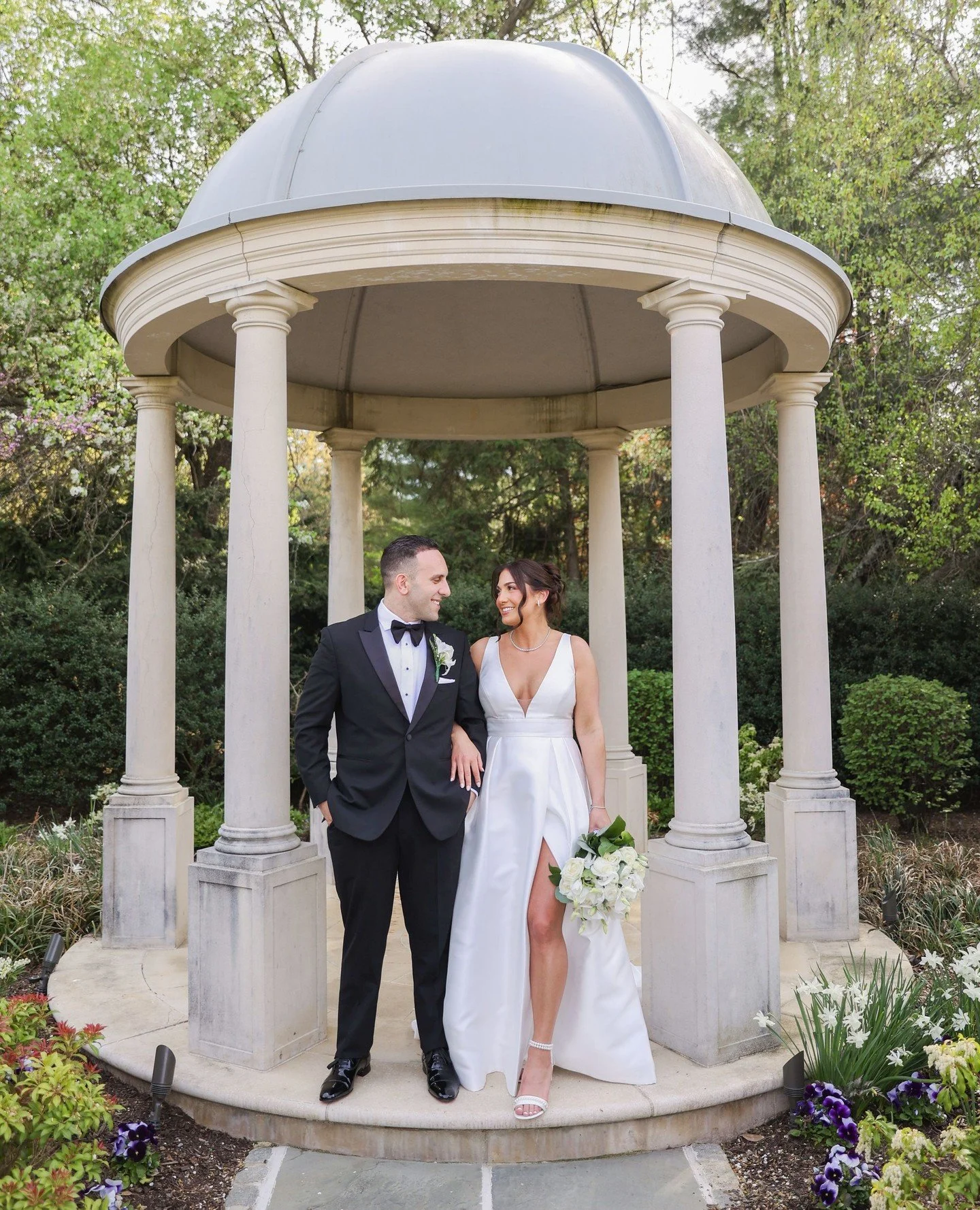 These lovebirds snuck away to read their private vows 💌 There&rsquo;s something so special about taking a few quiet moments just the two of you on your wedding day. Private vows give you a chance to slow down, soak in the moment, and calm and pre-we
