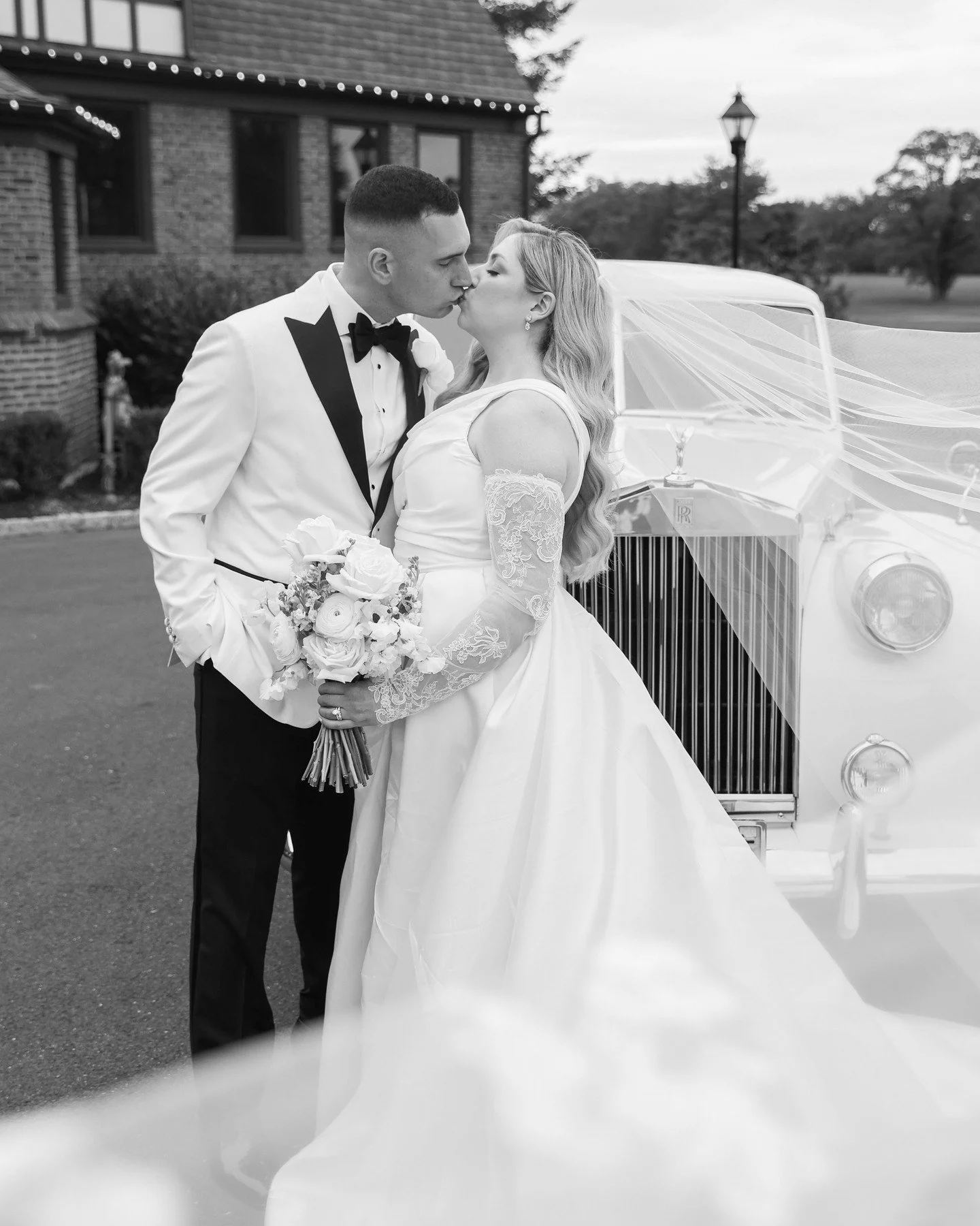 Elegant, classy, and effortlessly glamorous&mdash;that&rsquo;s how I&rsquo;d describe Michelle &amp; Louis&rsquo; stunning wedding at @tillinghouse_nj 🤍 Every detail, from the venue to their style (just look at the bride's cathedral veil!), felt str