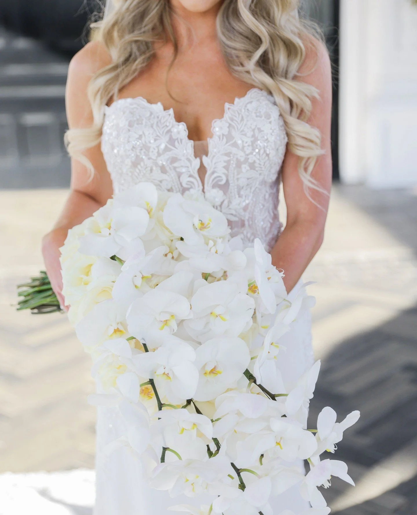 Oversized bouquets are having their moment — and I’m absolutely here for it 🤍 A bold, lush arrangement like this one by @dahliaflorals instantly elevates your bridal look and makes every photo feel effortlessly editorial.
#monicap_pho