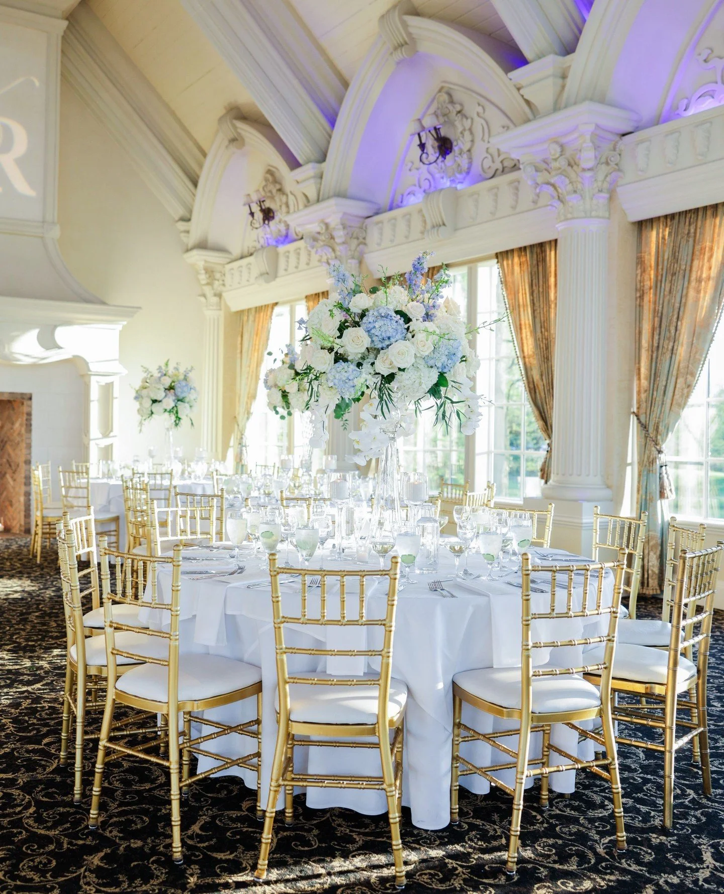 Swipe for the details that make this reception unforgettable ✨ From gold-accented chairs and crisp white linens to white-and-blue floral centerpieces, every element was thoughtfully curated. It&rsquo;s proof that the smallest details are what make a 