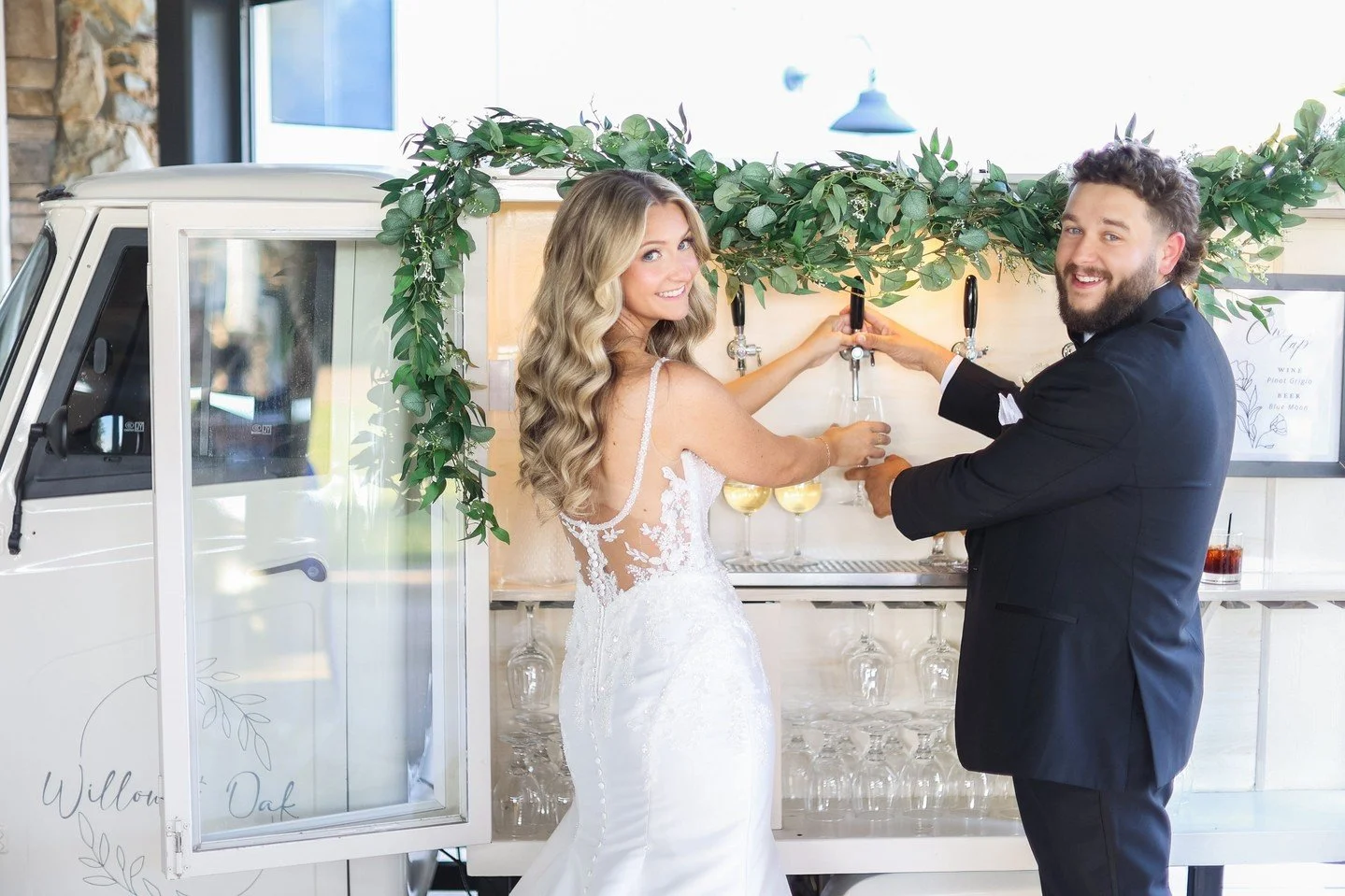 A bar cart or tap truck at your wedding? Yes, please! 🍾✨⁠
⁠
Bar carts and tap trucks are one of my favorite wedding-day details&mdash;they&rsquo;re fun, unique, and always a guest favorite. Whether you rent one or your venue (like @rosewood_farms) a