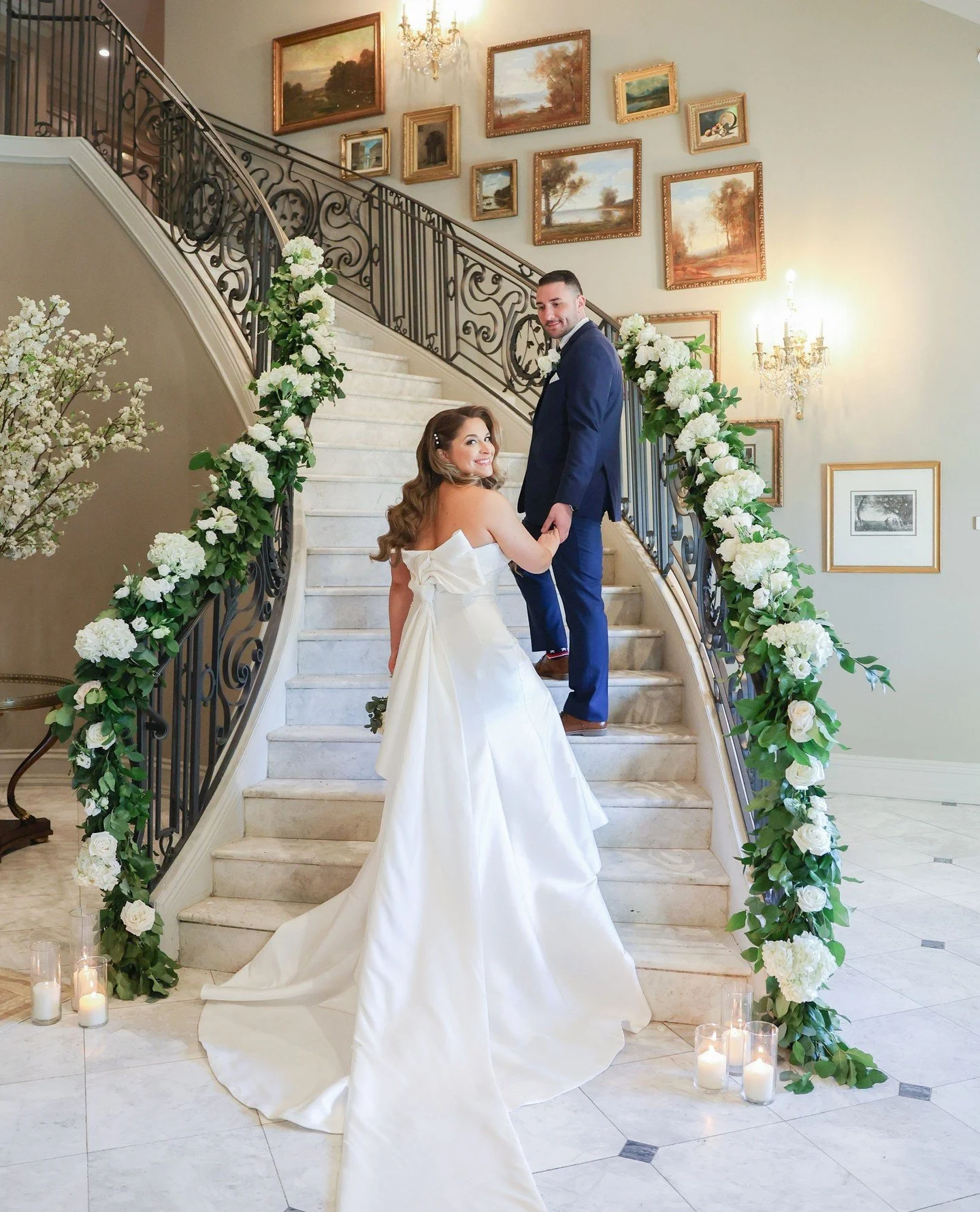 These stairs wrapped in lush florals and greenery? Absolute perfection. Pretty details like this make such a big difference in your gallery.⁠
⁠
💡 Pro tip: Don&rsquo;t forget to look at what venue details can be enhanced with florals or decor. Those 