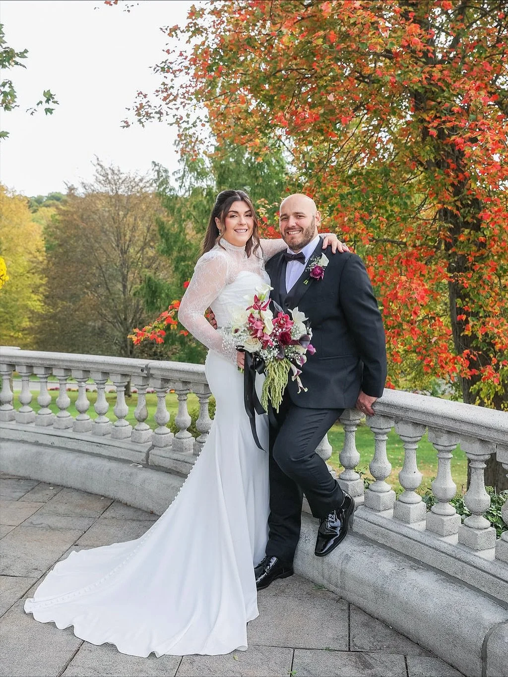 Christin &amp; Mark&rsquo;s @tarrytownhouse wedding was everything I love capturing... heartfelt, elegant, and full of fall charm 🧡
⁠
Every detail felt intentional, from Christin&rsquo;s lace-sleeved gown to her red-and-white bouquet with cascading 