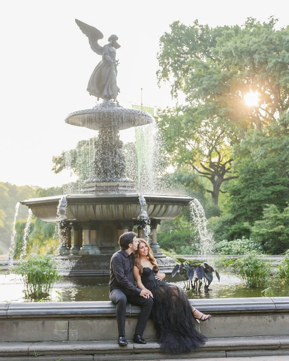 New York City has no shortage of romantic backdrops for your engagement photos 🗽✨ Here are some of my favorite spots, perfect for every couple&rsquo;s vibe. ⁠

1.	Central Park &mdash; classic romance surrounded by nature.
2.	New York Public Library 