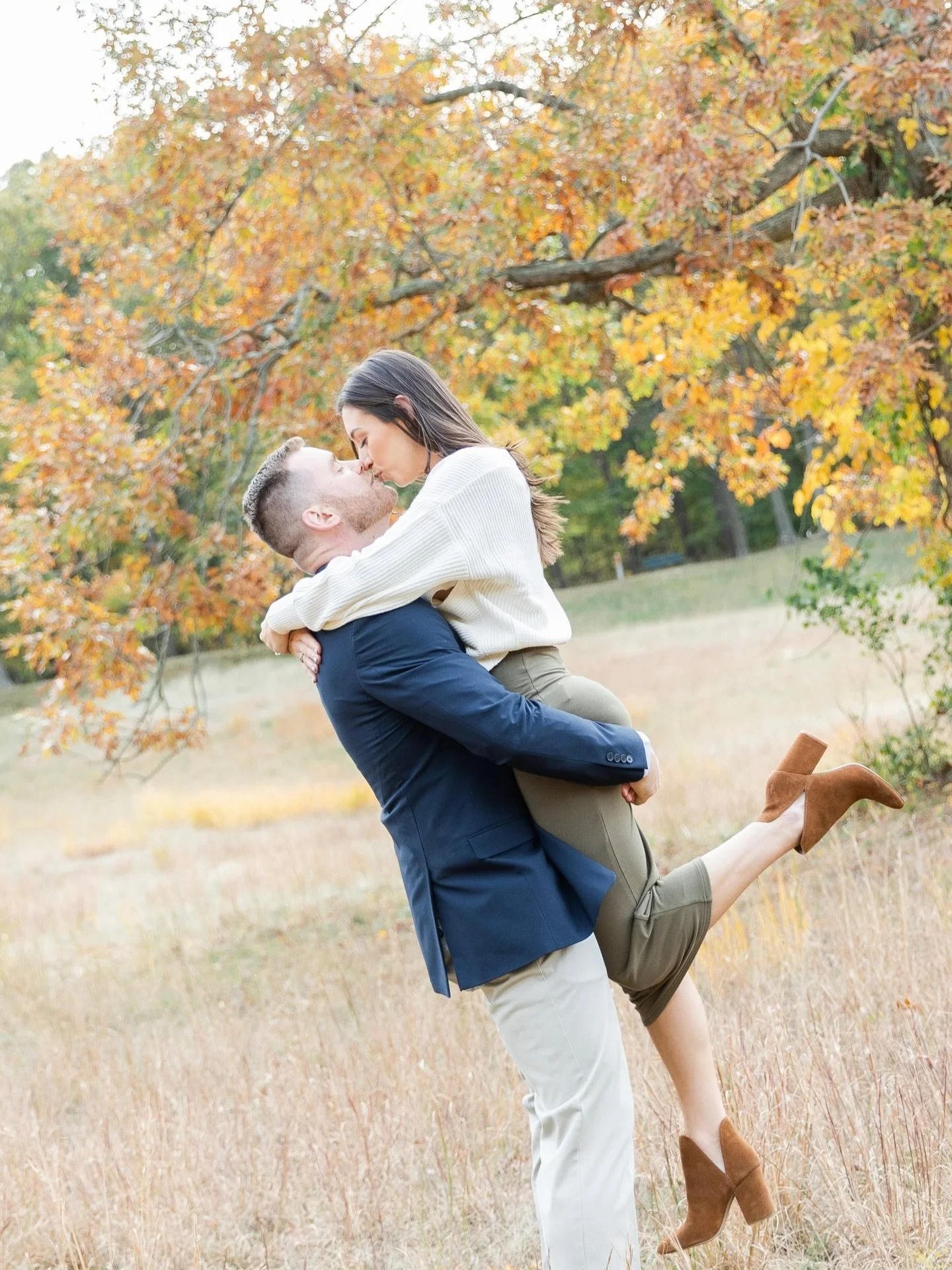 Your engagement photos are more than beautiful images, they&rsquo;re the start of your wedding story.
Beyond sharing them online, they become your save-the-dates, your wedding website, and the photos you&rsquo;ll frame at home.
An engagement session 