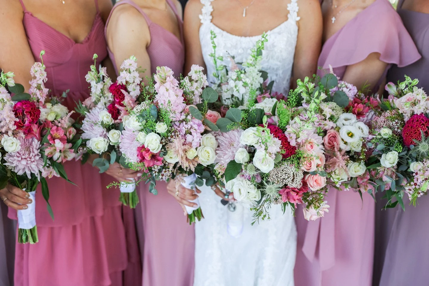 Give me alllll the color! 💐 Nothing makes my photographer heart happier than a pop of bright florals. It adds so much life and personality to your photos. Don&rsquo;t believe me? Just look at these bridesmaids in their @birdygrey dresses and their m